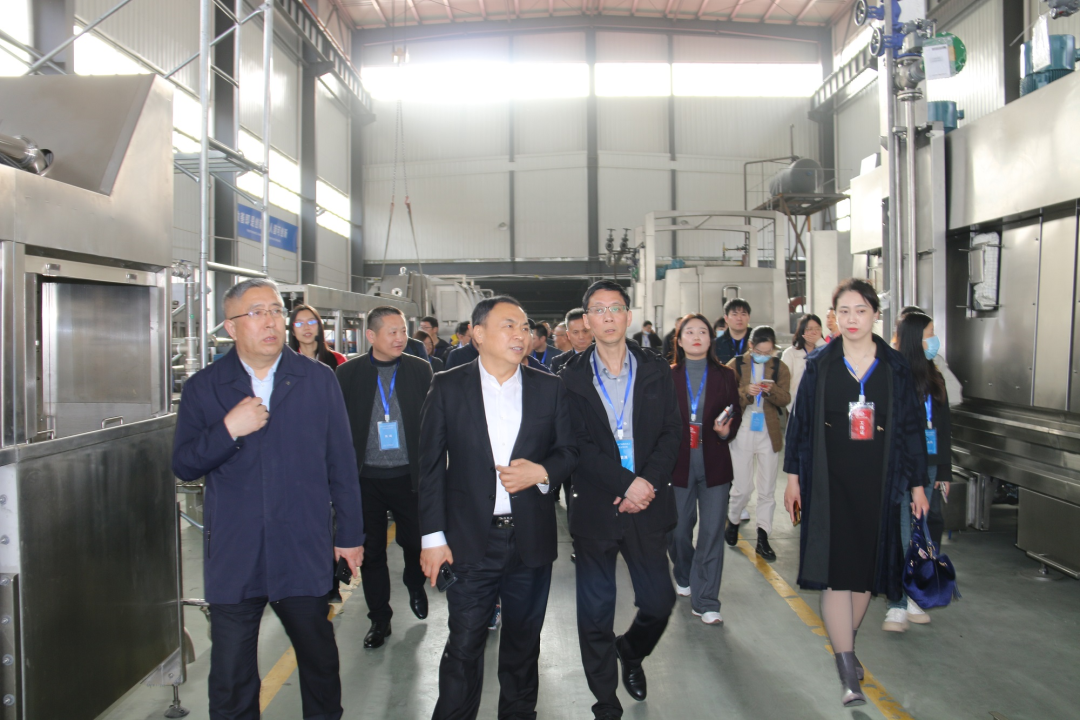 舟山市經信局副局長毛潤洲攜舟山市優(yōu)秀企業(yè)家代表一行40余人蒞臨銳智股份調研考察！